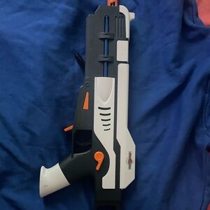 Gel blaster with battery